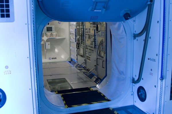 airlock from NODE2 to Columbus